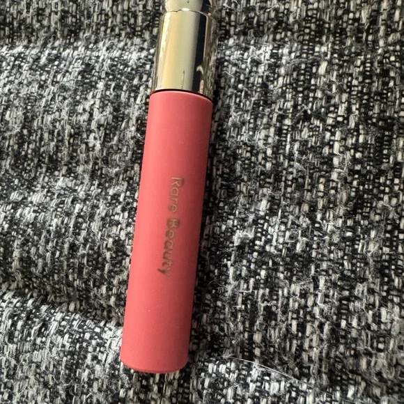 Rare beauty in “Hope” Soft Pinch Tinted Lip Oil - Picture 2 of 2